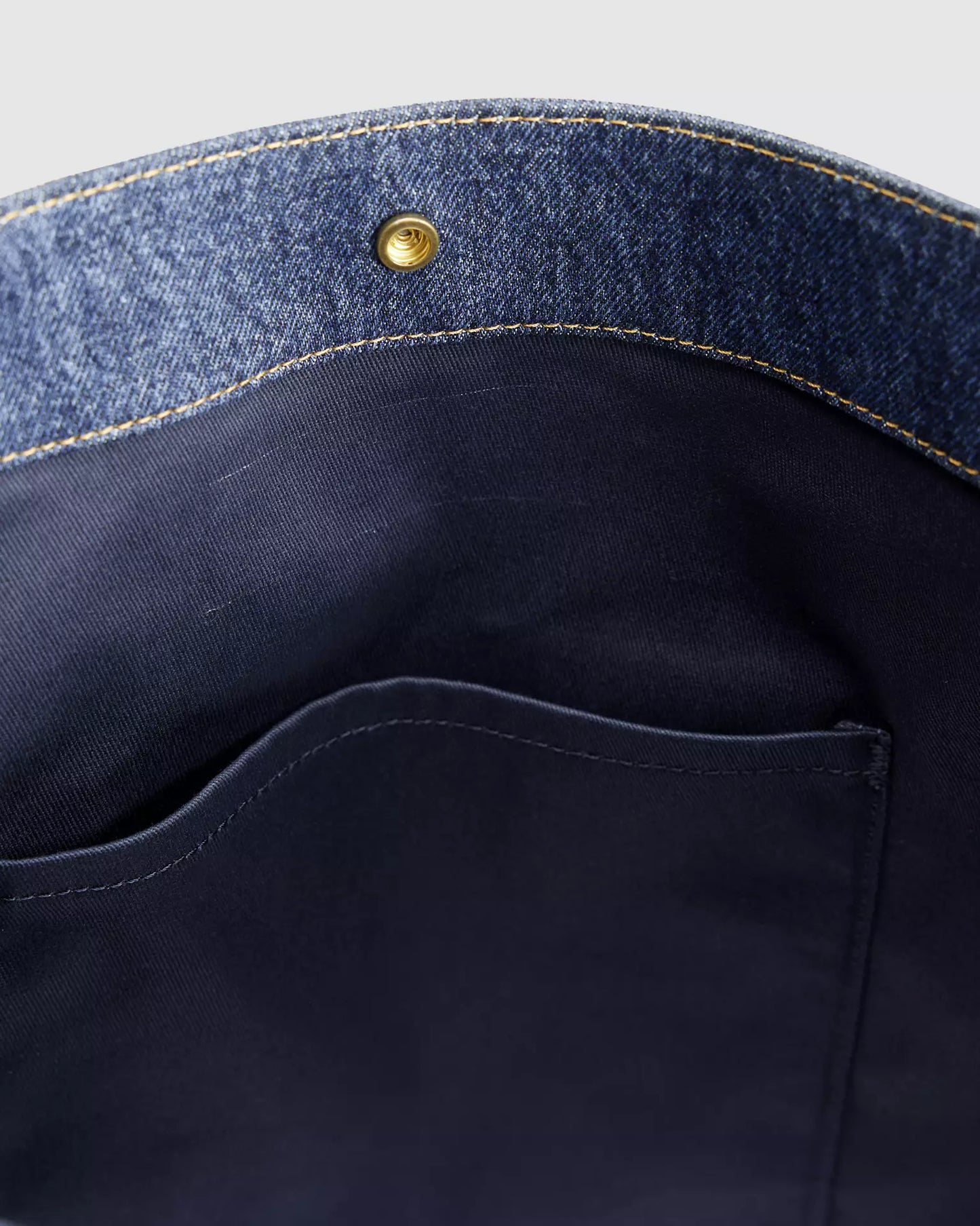 Levi's® Women's Medium Heritage Bag