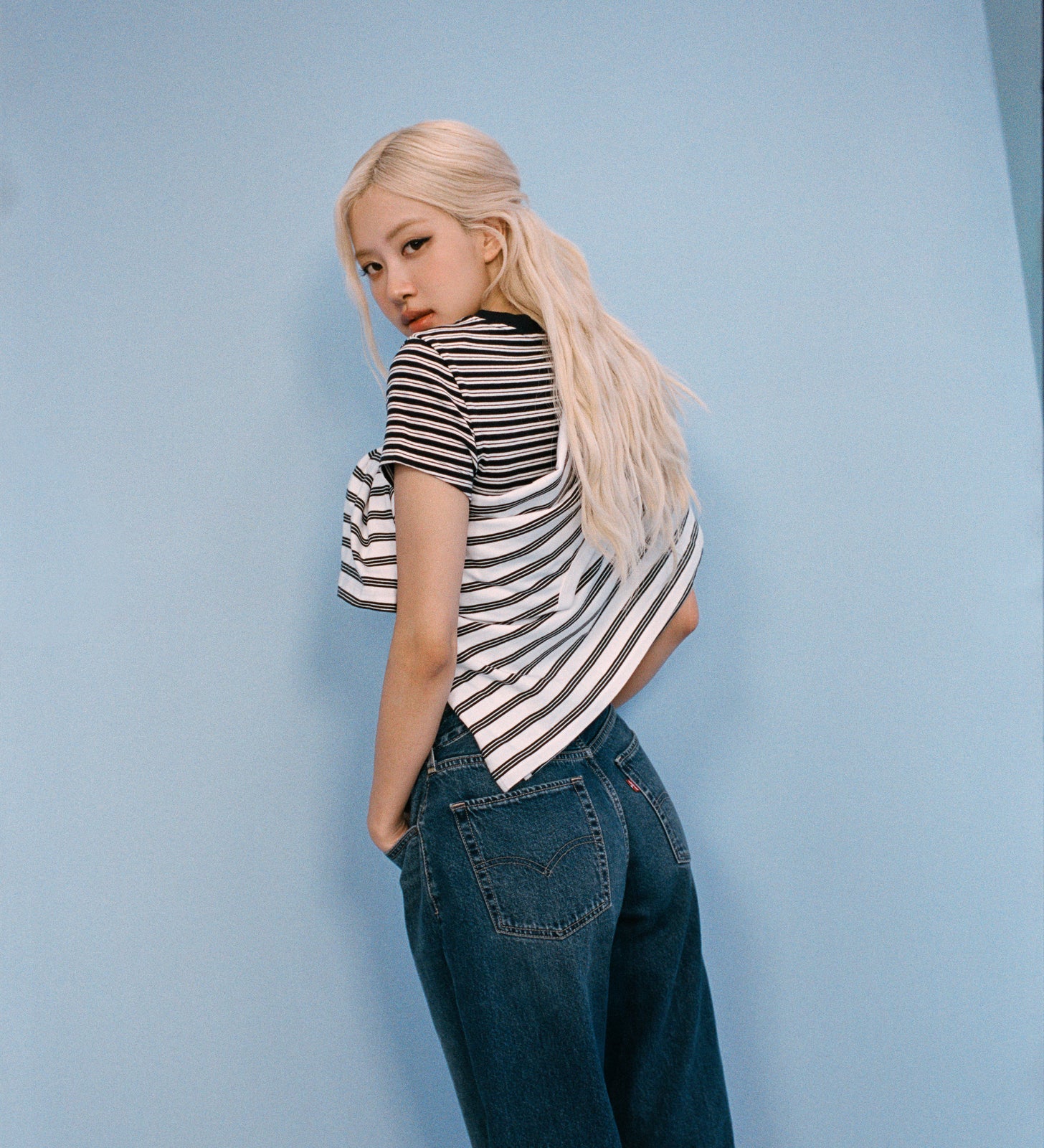 rosé's style levi's® women's loose taper jeans 0083N00492431 Medium Indigo – Levi's Hong Kong