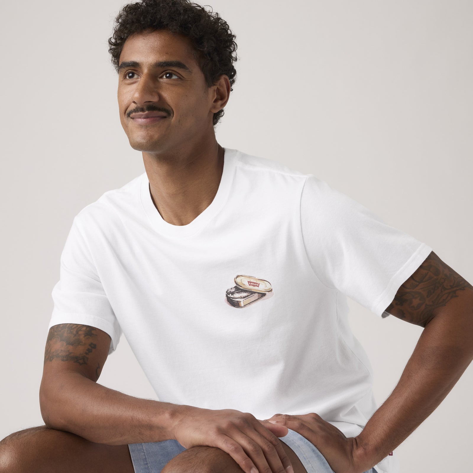 levi's® men's relaxed short-sleeve graphic t-shirt 161432386S- White – Levi's Hong Kong