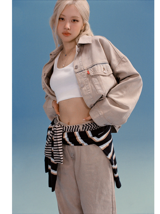 rosé's style levi's® women's loose crop trucker jacket 0089L0017XXS- New Hire Trucker - Light Wash  – Levi's Hong Kong